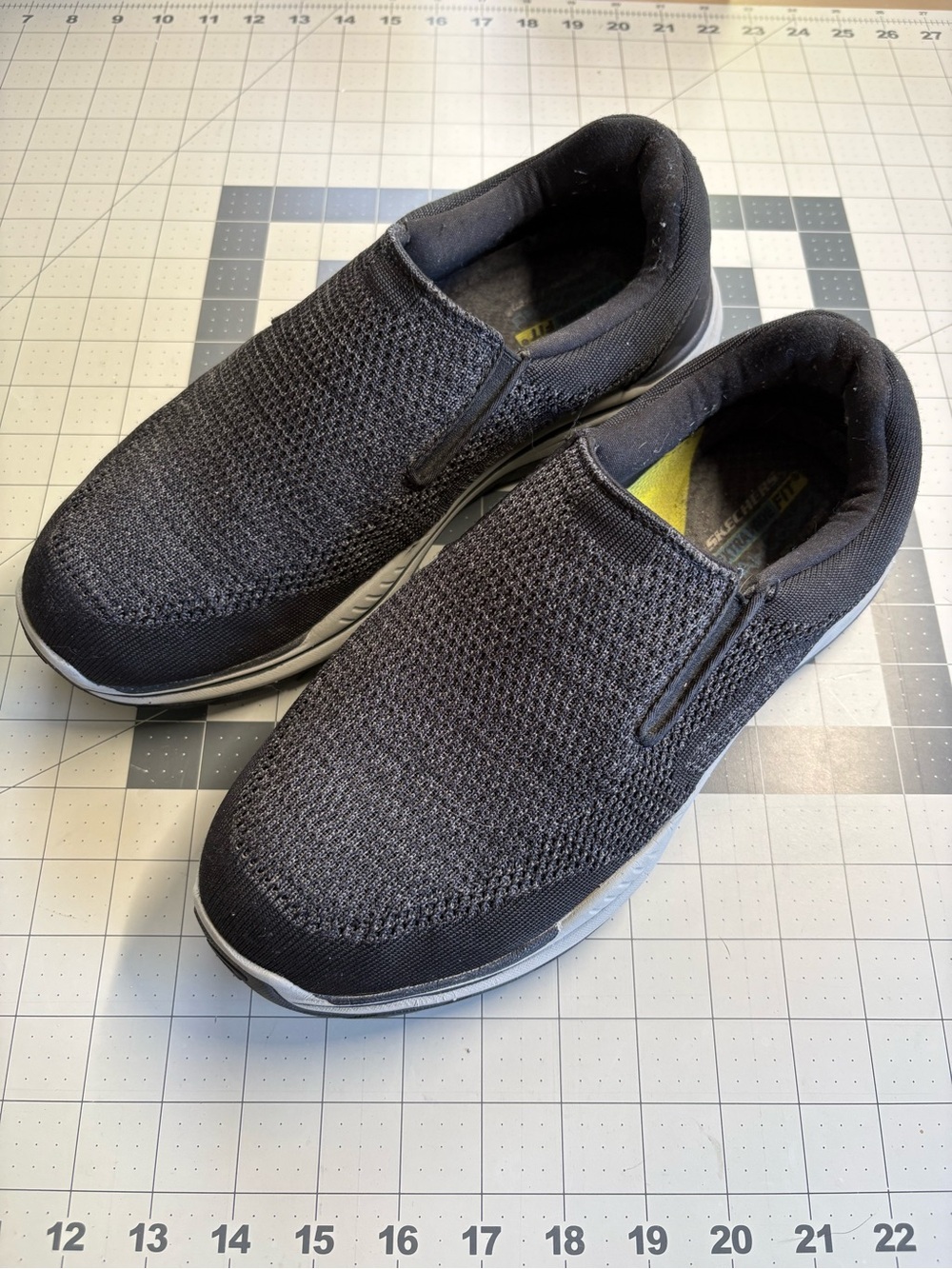 Skechers Men's Black Slip-On Knit Walking Shoes size 9